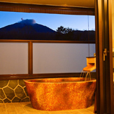 Guest room with a terraced open-air bath